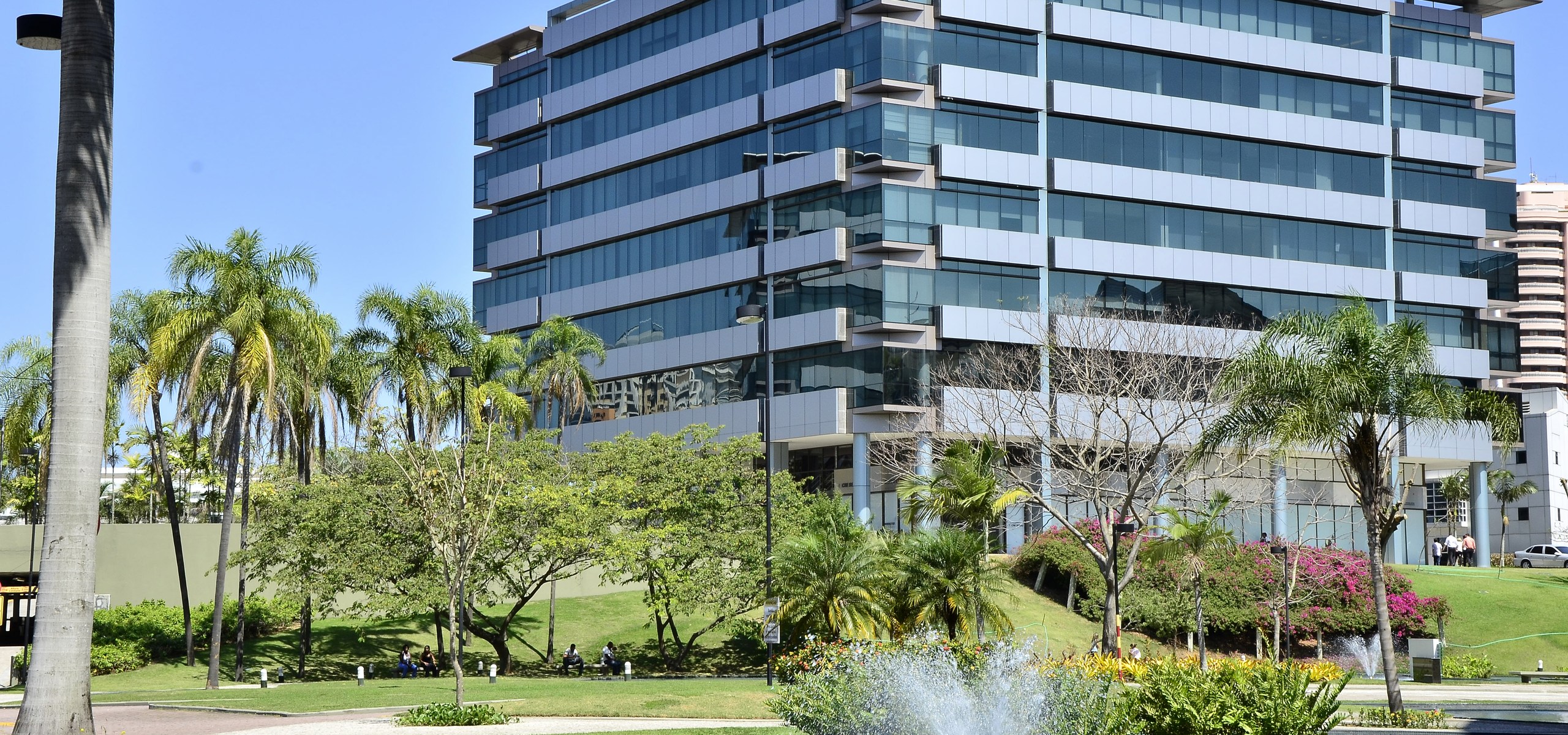 Arquitetura e paisagismo do CEMHS