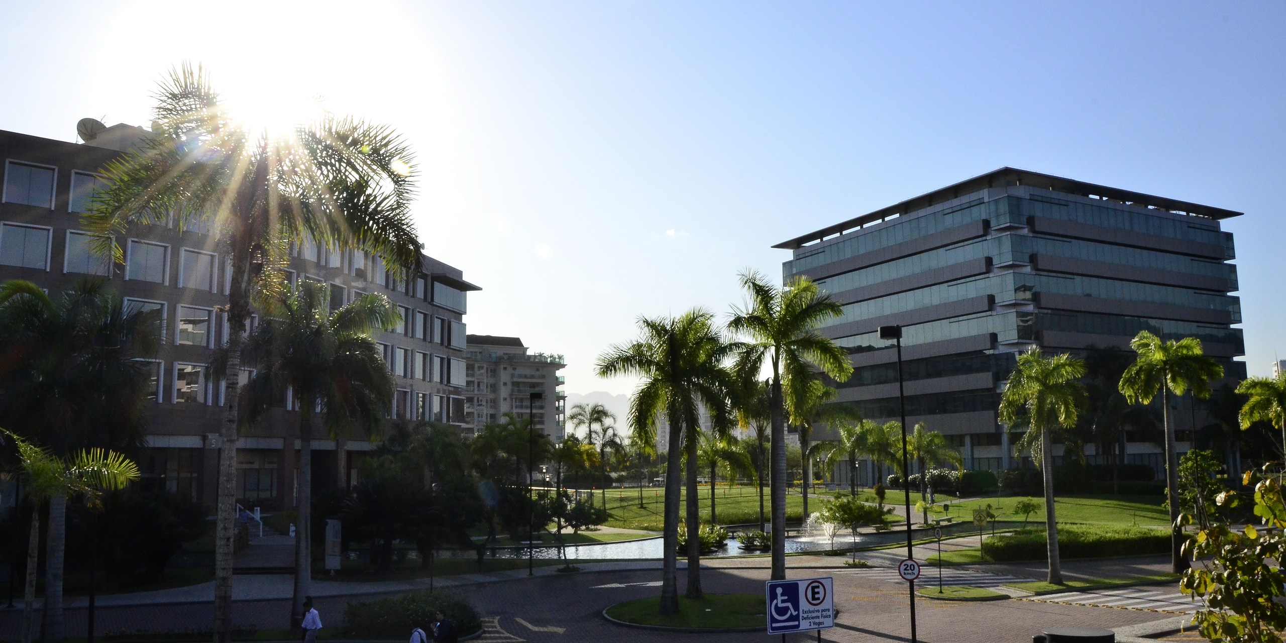 Arquitetura e paisagismo do CEMHS